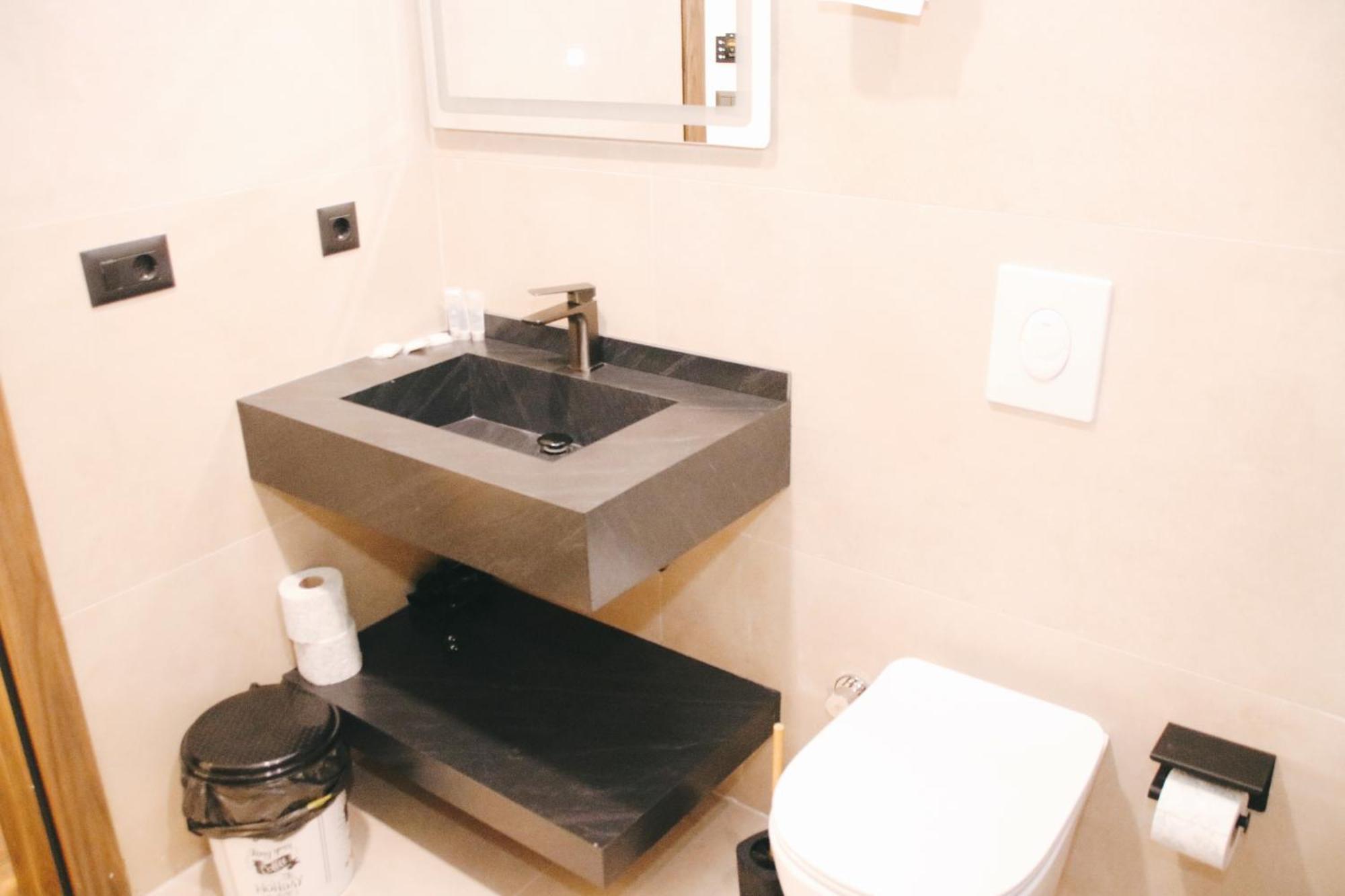 Hotel Rozafa Suhareke Luaran gambar