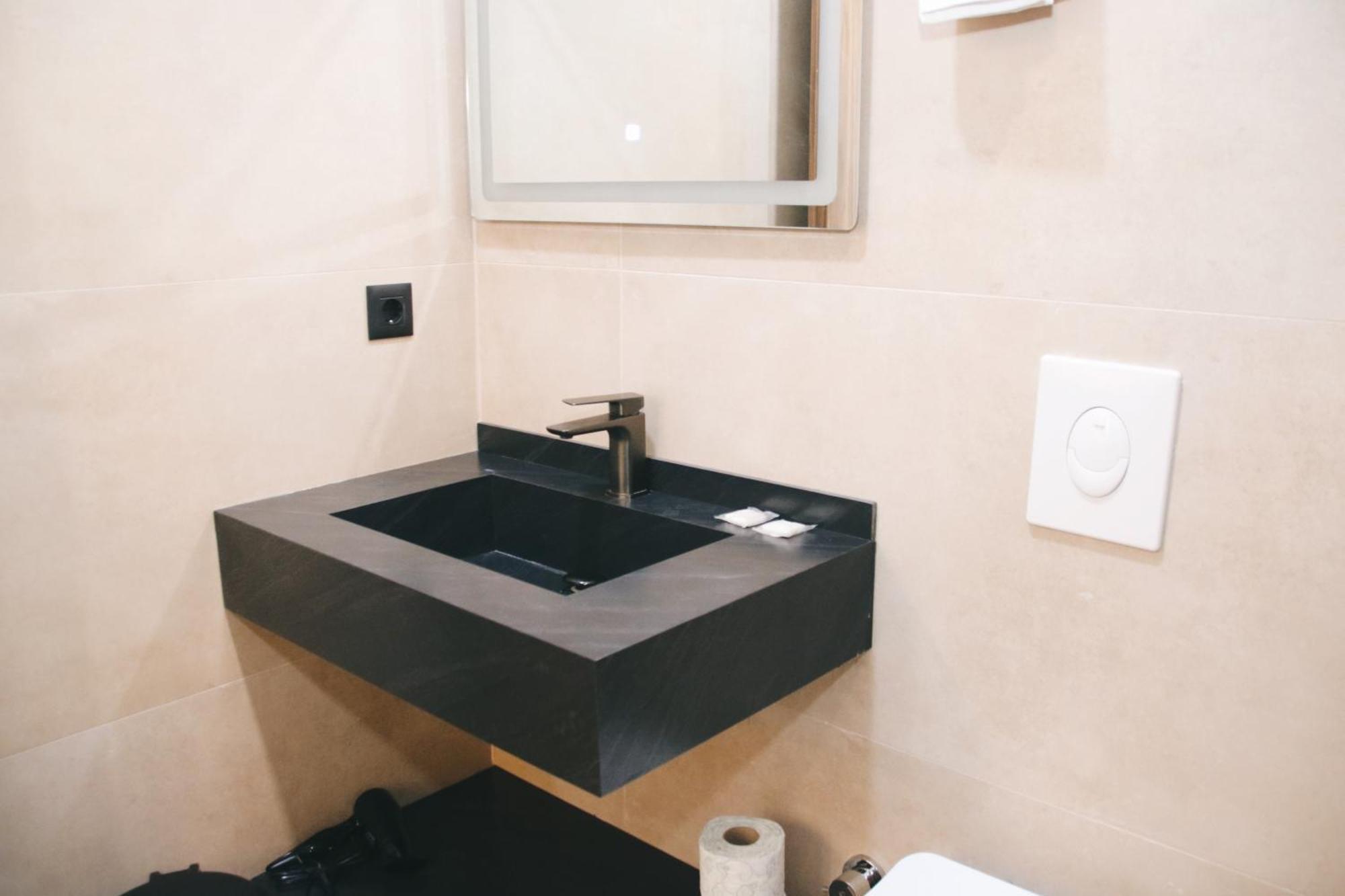 Hotel Rozafa Suhareke Luaran gambar
