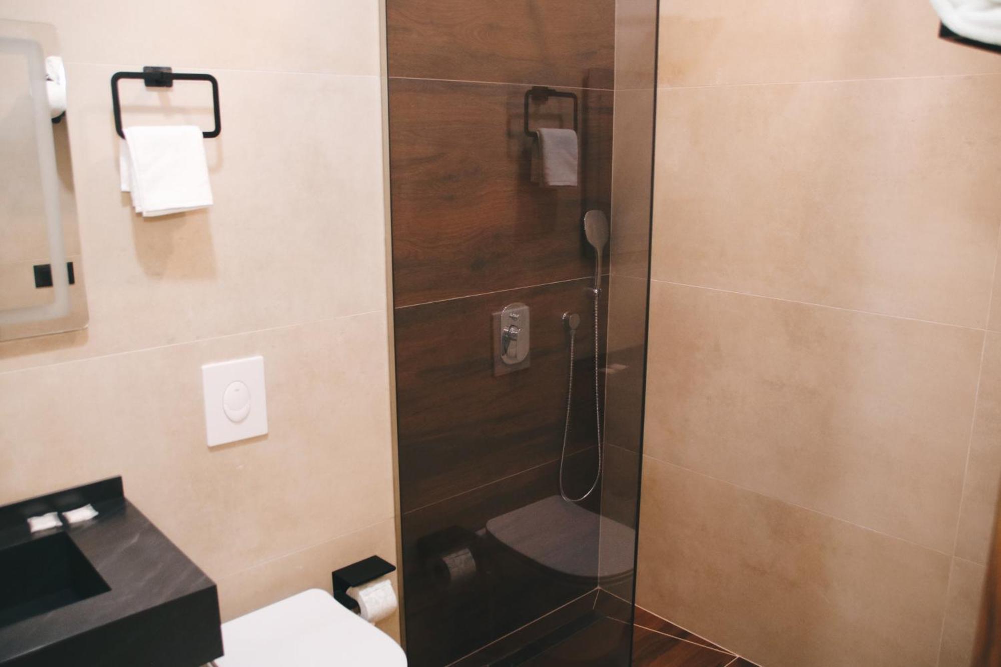 Hotel Rozafa Suhareke Luaran gambar