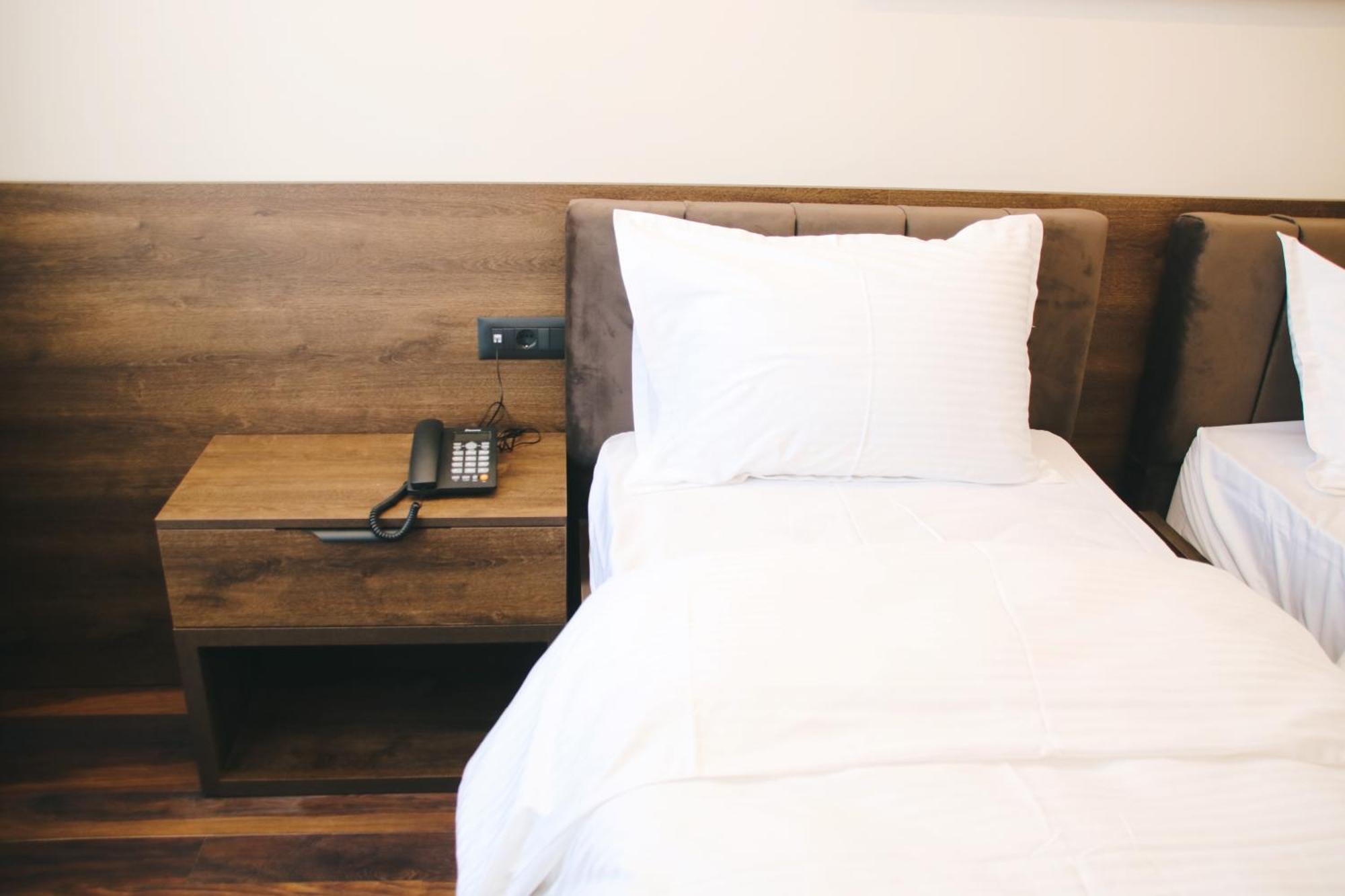 Hotel Rozafa Suhareke Luaran gambar
