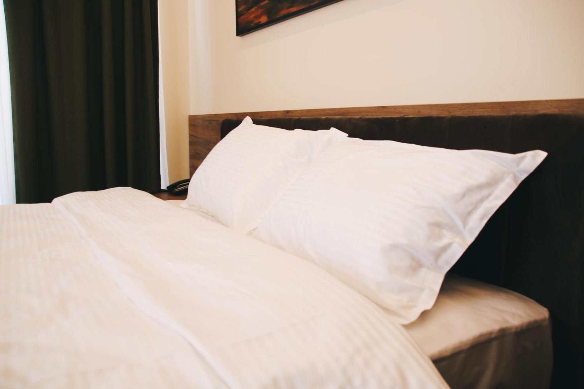 Hotel Rozafa Suhareke Luaran gambar